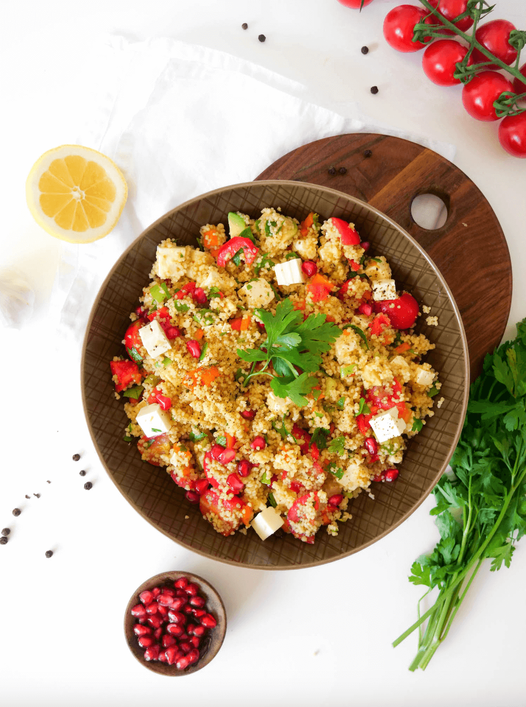 Couscous-Salat mit Feta, Avocado und Granatapfel