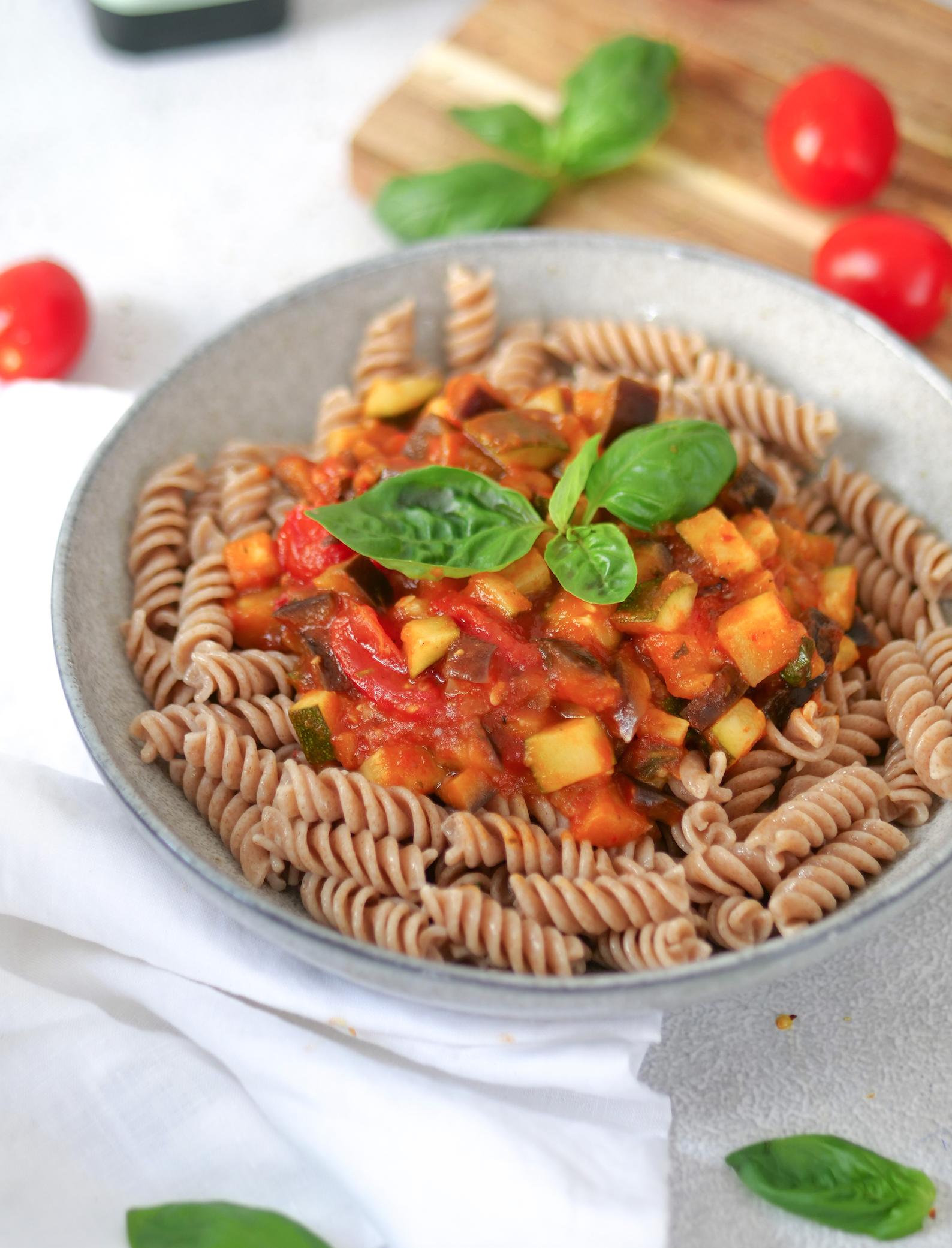 Vollkornpasta mit Auberginen-Zucchini Sugo